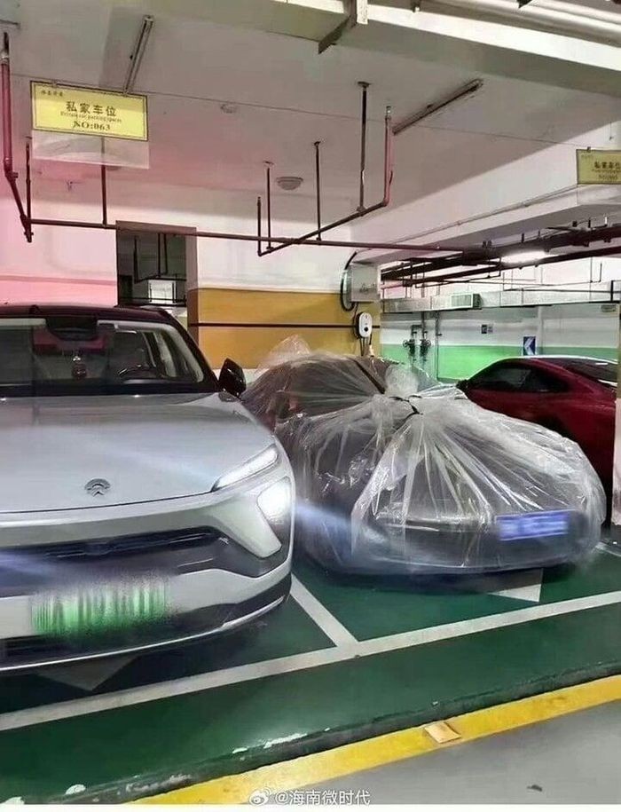Ô tô được bọc nilong để tránh mưa lũ (Ảnh: Weibo). 66d524876ac88396dad9.jpg