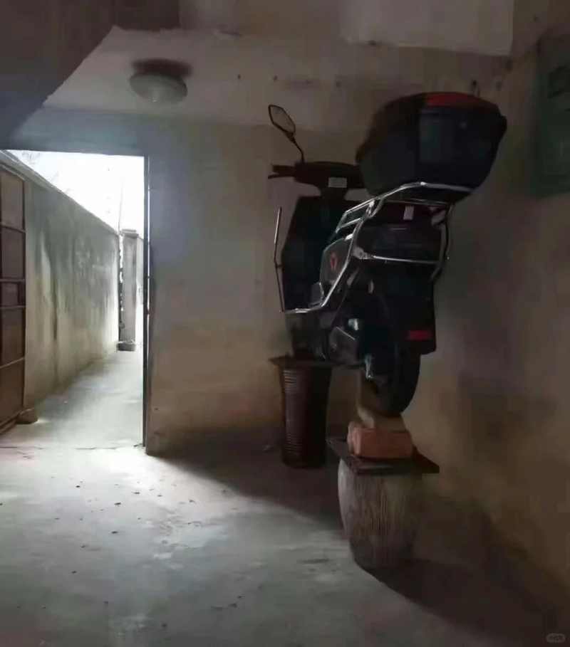 Xe máy được kê lên cao bằng các chum, vại, gạch để lũ không vào ( Ảnh: Weibo). anh-chong-bao-06-1725675086510503131526.jpg.jpg