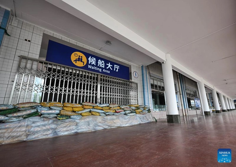 Những bao cát được xếp ngay ngắn để tránh bão (Ảnh: Xinhua). bao-4-1725599941899.jpg-2.jpg