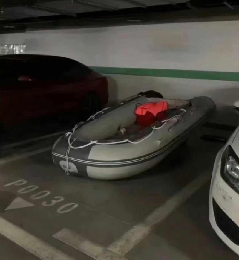 Trong mùa bão nhất định phải chuẩn bị một chiếc xuồng (Ảnh: Weibo). IMG_1424.PNG