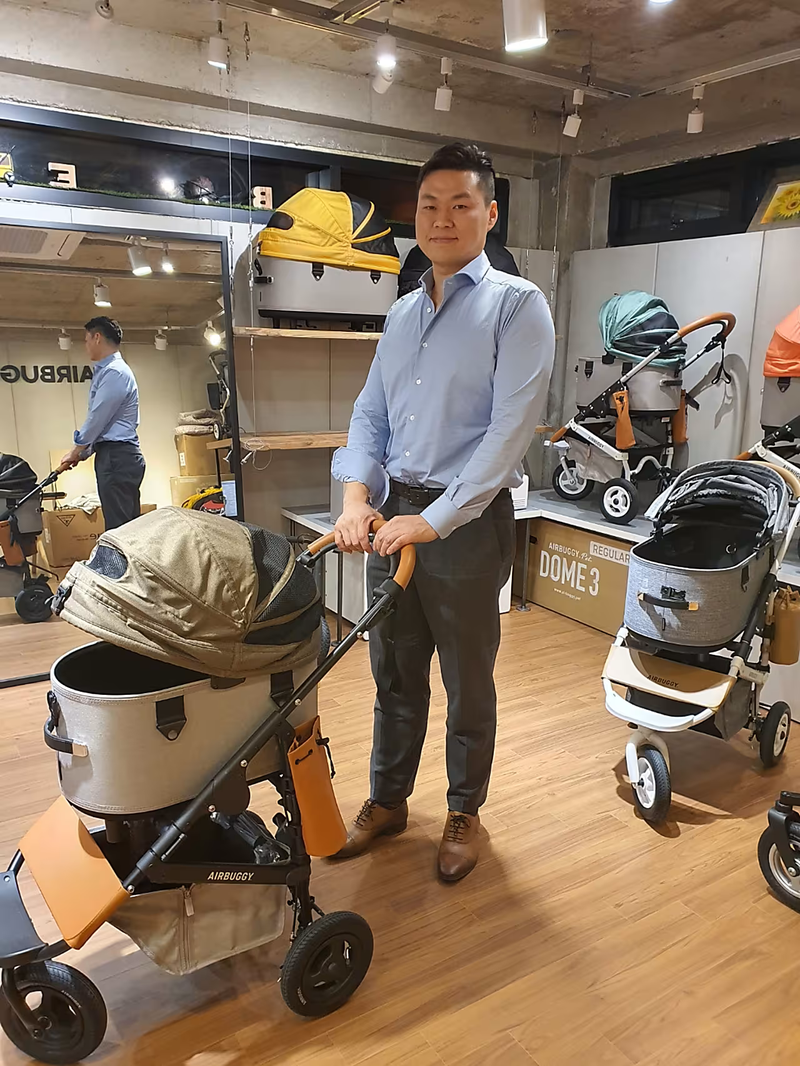 Hình ảnh xe đẩy thú cưng (Ảnh: WSJ). 1a769f1053e9610ea94601589168a889d616d83f.avif.png