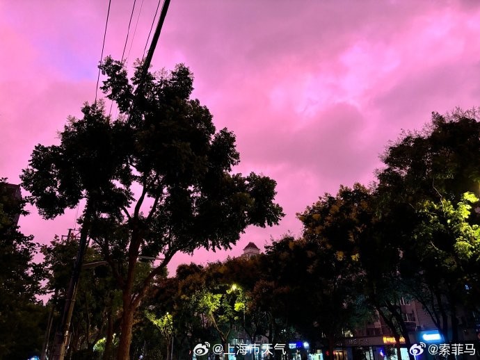 Nhiều vùng trời phát sáng với những mảng màu sắc lạ thường, thu hút sự chú ý của mọi người. Cả bầu trời đêm chuyển màu hồng, tím và thậm chí là đỏ rực (Ảnh: Weibo) f224b1321a554b9fbf17f7bbbe2c092a_wh690x518.jpg