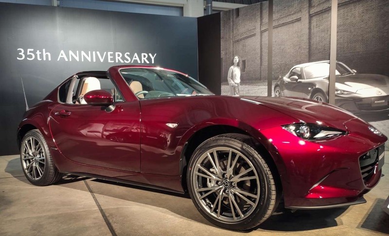 Mazda MX-5 Miata RF 35th Anniversary Edition được trang bị động cơ Skyactiv-G 4 xy-lanh thẳng hàng 2.0L, sản sinh công suất 184 mã lực và mô-men xoắn 205 Nm. Mazda MX-5 Miata RF 35th Anniversary Edition được trang bị động cơ Skyactiv-G 4 xy-lanh thẳng hàng 2.0L, sản sinh công suất 184 mã lực và mô-men xoắn 205 Nm.