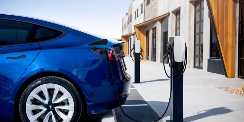 Tesla Model Y sạc điện. Ảnh: Tesla