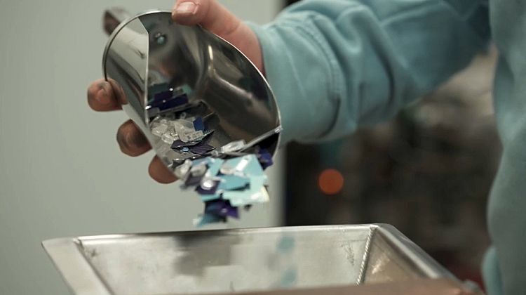 Công ty ROSI đã phát triển một phương pháp trích xuất những thành phần có giá trị nhất từ tấm pin mặt trời. Ảnh Euronews Công ty ROSI đã phát triển một phương pháp trích xuất những thành phần có giá trị nhất từ tấm pin mặt trời. Ảnh Euronews