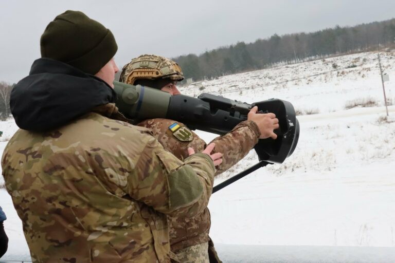 Binh sĩ Ukraine huấn luyện với tên lửa NLAW. Nguồn: Bộ Quốc phòng Ukraine. Binh sĩ Ukraine huấn luyện với tên lửa NLAW. Nguồn: Bộ Quốc phòng Ukraine.