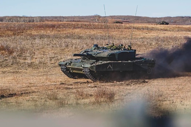 Xe tăng chiến đấu chủ lực Leopard 2A4 thuộc cụm Tác chiến Lord Strathcona&apos;s Horse (Hoàng gia Canada) tại Căn cứ Hỗ trợ Sư đoàn 3 Canada, Garrison Wainwright, Alberta vào ngày 16/10/ 2021. Ảnh Sailor First Class Camden Scott/Ban Giám đốc Công vụ Quân đội