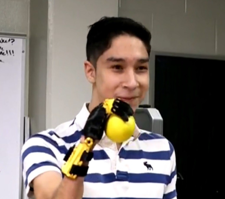 Học sinh Sergio Peralta với bàn tay giả robot bắt được quả bóng. Ảnh CBS News