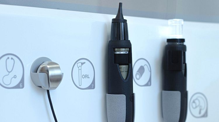 Bác sĩ hướng dẫn người dùng đưa ống soi vào đúng góc và điều chỉnh bánh xe lấy nét cho đến khi hình ảnh có độ phân giải cao đến kinh ngạc xuất hiện trên màn hình. Ảnh H4D Bác sĩ hướng dẫn người dùng đưa ống soi vào đúng góc và điều chỉnh bánh xe lấy nét cho đến khi hình ảnh có độ phân giải cao đến kinh ngạc xuất hiện trên màn hình. Ảnh H4D