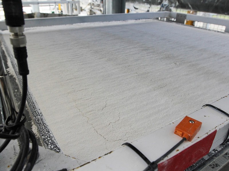 Một lớp các hạt nhỏ vật liệu có nguồn gốc từ đá vôi (vôi bột) trên khay thu giữ carbon. Ảnh E&amp;T