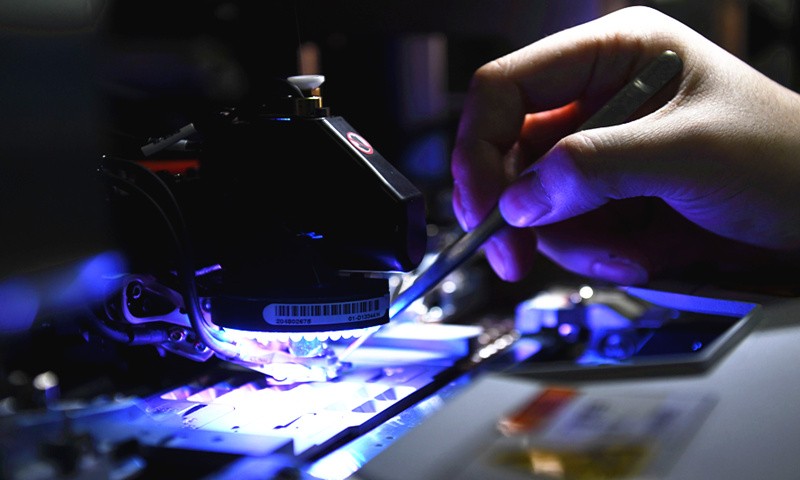 Công nhân sản xuất chip tại một nhà máy ở tỉnh An Huy, phía Đông Trung Quốc. Ảnh: VCG