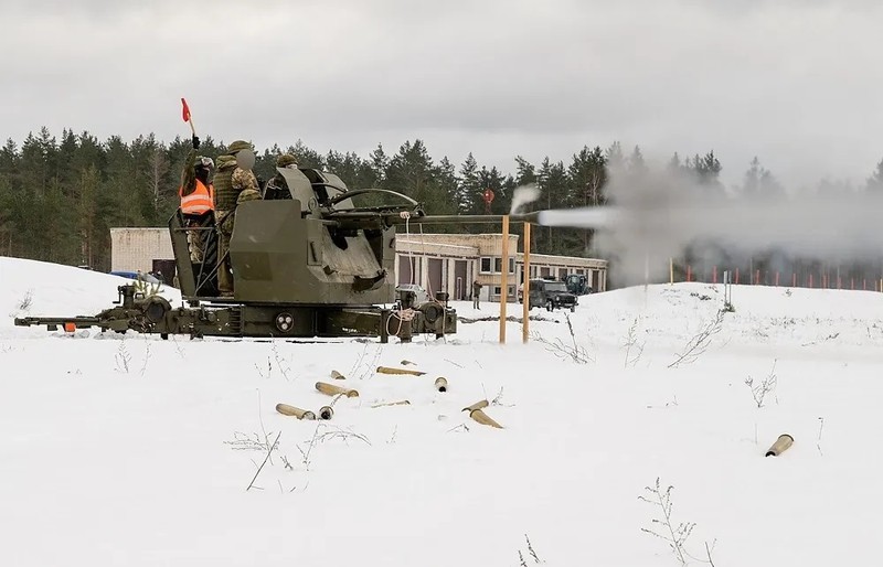 Quân đội Litva huấn luyện quân nhân Ukraine sử dụng Pháo tự động phòng không đa năng Bofors 40 mm L/70. Ảnh LRT/Đài phát thanh và truyền hình quốc gia Litva.