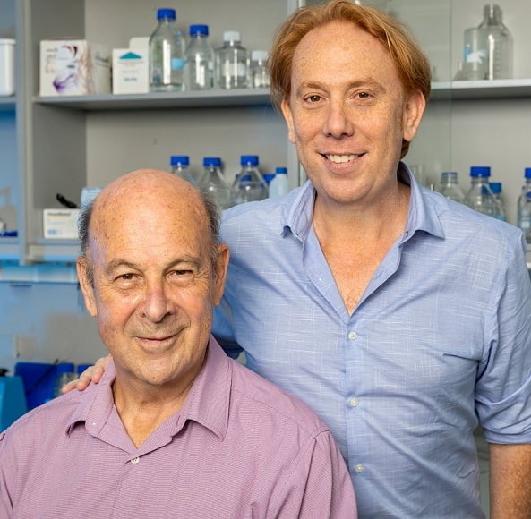 TS Jose Iscovich và David Javier Iscovich ở Miletius. Ảnh NoCamels