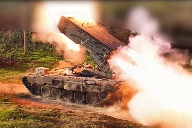 Pháo phản lực nhiệt áp Solntsepek TOS-1A phóng đạn trên chiến trường thị trấn Ugledar. Ảnh minh họa RusVesna. 