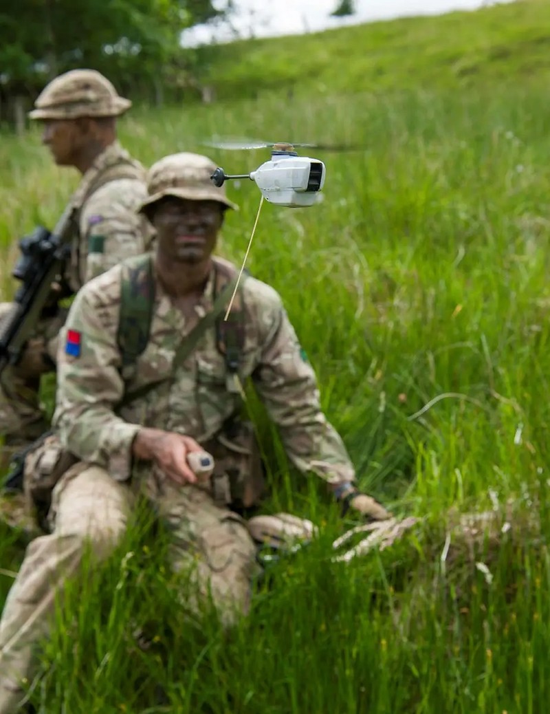 Máy bay không người lái siêu nhỏ Black Hornet của Quân đội Anh. Ảnh Crown Copyright Máy bay không người lái siêu nhỏ Black Hornet của Quân đội Anh. Ảnh Crown Copyright