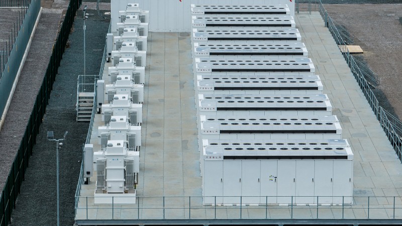 Hệ thống lưu trữ năng lượng bằng pin điện Pillswood lớn nhất châu Âu. Ảnh Harmony Energy Income Trust Plc. Hệ thống lưu trữ năng lượng bằng pin điện Pillswood lớn nhất châu Âu. Ảnh Harmony Energy Income Trust Plc.