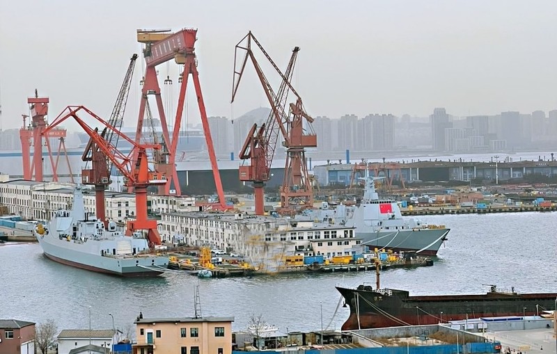 Trung Quốc hạ thủy 2 khu trục hạm Type-052DL cùng một ngày ở Đại Liên. Ảnh Naval News