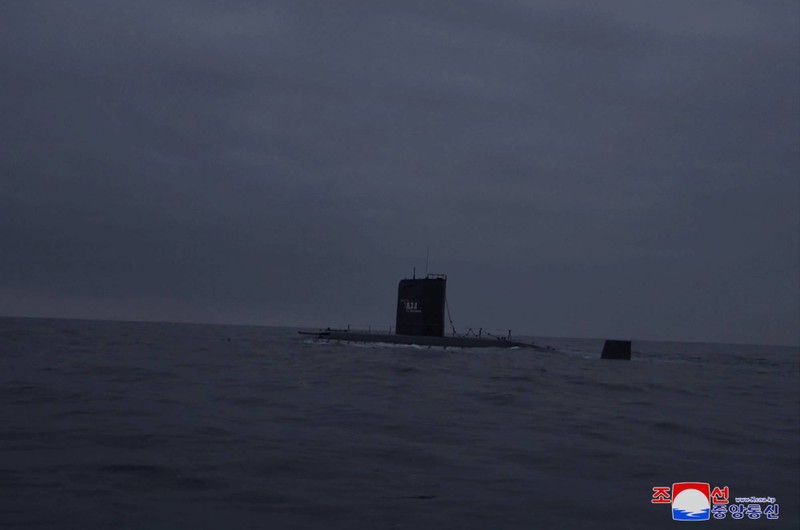 Một tàu ngầm Triều Tiên được nhìn thấy trước khi phóng 2 &quot;tên lửa hành trình chiến lược&quot; tại một địa điểm không được công bố ngày 12/3. Ảnh KCNA