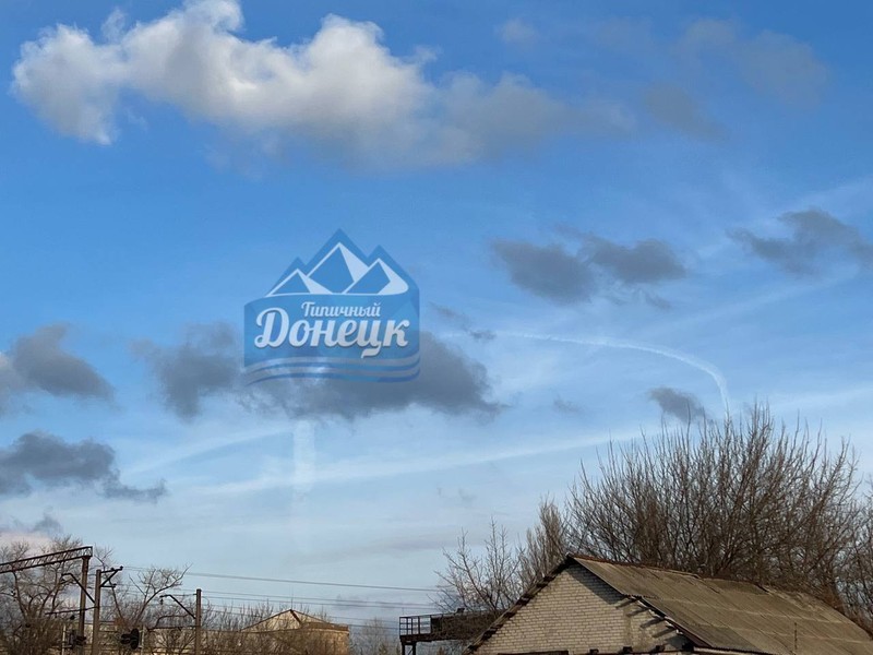 Vết khói đường bay của bom - tên lửa Grom trên không phận Donetsk. Ảnh RG Vết khói đường bay của bom - tên lửa Grom trên không phận Donetsk. Ảnh RG