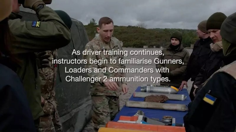 Lính Anh và Ukraine đang làm việc với đạn uranium nghèo cho xe tăng Challenger 2. Ảnh chụp màn hình video UK MoD Lính Anh và Ukraine đang làm việc với đạn uranium nghèo cho xe tăng Challenger 2. Ảnh chụp màn hình video UK MoD