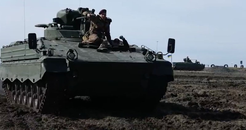 Oleksii Reznikov trên xe chiến đấu bộ binh Marder, tháng 3/2023. Ảnh video Military Portal Ukraine.