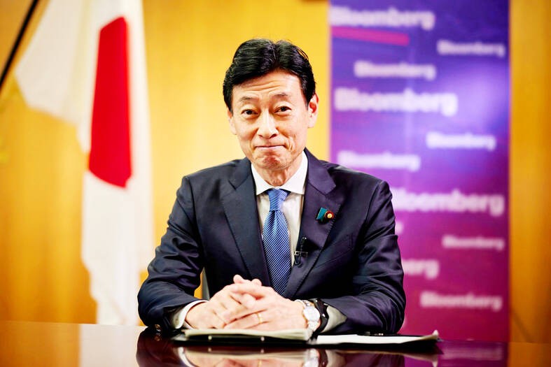 Bộ trưởng Kinh tế, Thương mại và Công nghiệp Nhật Bản Yasutoshi Nishimura chụp ảnh trong cuộc phỏng vấn tại Tokyo ngày 5/4. Ảnh:Bloomberg