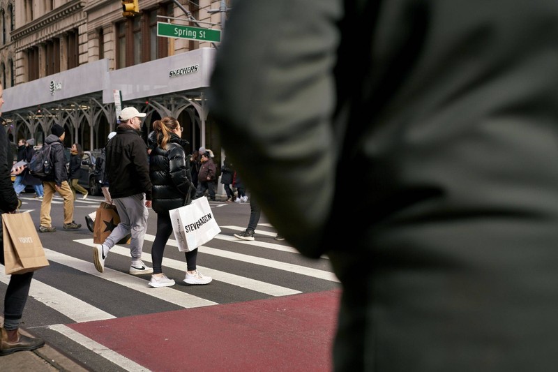Người đi bộ xách túi mua hàng ở New York. Ảnh:Bloomberg