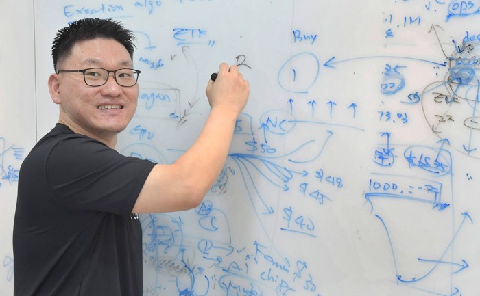 Người sáng lập Rebellions Park Sung-hyun giải thích về mô hình doanh thu của công ty. Ảnh Korea Economic Daily