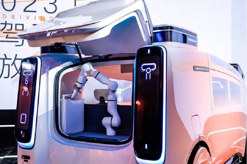 Xe robotaxi mới của Trung Quốc có cánh tay máy xếp hàng hóa. Ảnh Reuters Xe robotaxi mới của Trung Quốc có cánh tay máy xếp hàng hóa. Ảnh Reuters