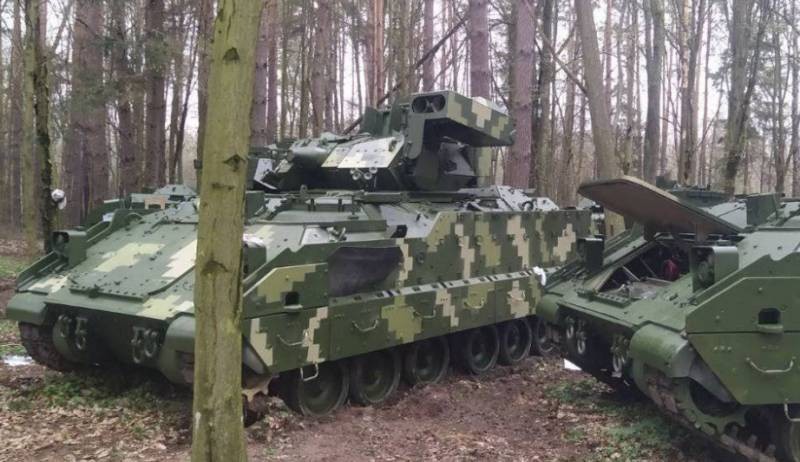 Xe chiến đấu bộ binh M2A2 Bradley do Mỹ viện trợ cho quân đội Ukraine trên vùng chiến sự. Ảnh Military Ukraine. Xe chiến đấu bộ binh M2A2 Bradley do Mỹ viện trợ cho quân đội Ukraine trên vùng chiến sự. Ảnh Military Ukraine.