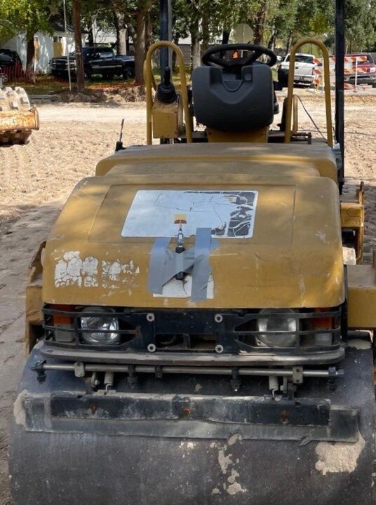 Xe vận tải xây dựng gắn thẻ băng rộng siêu rộng cho phép nhóm nghiên cứu theo dõi vị trí của thiết bị. Ảnh Đại học Houston