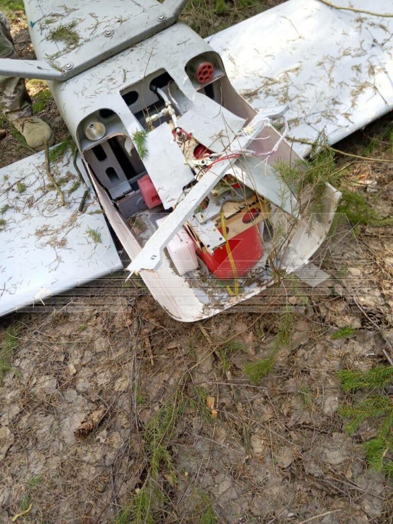 UAV tự sát UJ-22 Airborne do Ukraine sản xuất, bị phát hiện trên vùng ngoại ô Moscow. Ảnh South Front. UAV tự sát UJ-22 Airborne do Ukraine sản xuất, bị phát hiện trên vùng ngoại ô Moscow. Ảnh South Front.