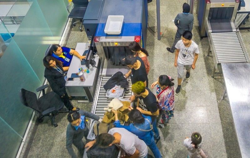 Kiểm tra hành lý nhanh hơn có nghĩa là hành khách dành nhiều thời gian hơn trong phòng chờ khởi hành - chi tiêu tiền - và giảm thiểu khả năng lỡ chuyến bay. Ảnh ở sân bay Krabi, Thái Lan. Ảnh Deposit Photos