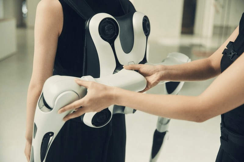 Thiết bị đeo nền tảng cho cánh tay robot. Ảnh Jizai Arms Canhtayrobot03.jpg