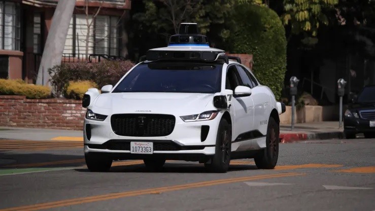 Xe Jaguar I-PACE chạy điện, trang bị công nghệ tự lái hoàn toàn Waymo ở Santa Monica, California, ngày 21/2/2023. Ảnh Waymo.