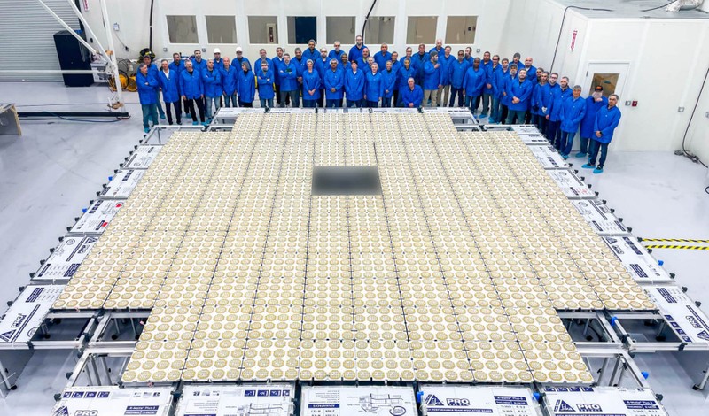 Mảng ăn ten vệ tinh BlueWalker 3 trước khi triển khai trên quỹ đạo Trái Đất. Ảnh Engineering Interesting Tamantenvetinh.jpg