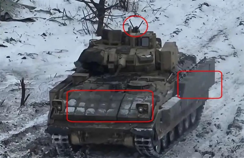 Xe chiến đấu bộ binh (IFV) M2A2 Bradley của quân đội Ukraine được trang bị thêm giáp phản ứng nổ và thiết bị chống UAV. Ảnh Mạng xã hội Ukraine. bradleym2a2-5553.jpg