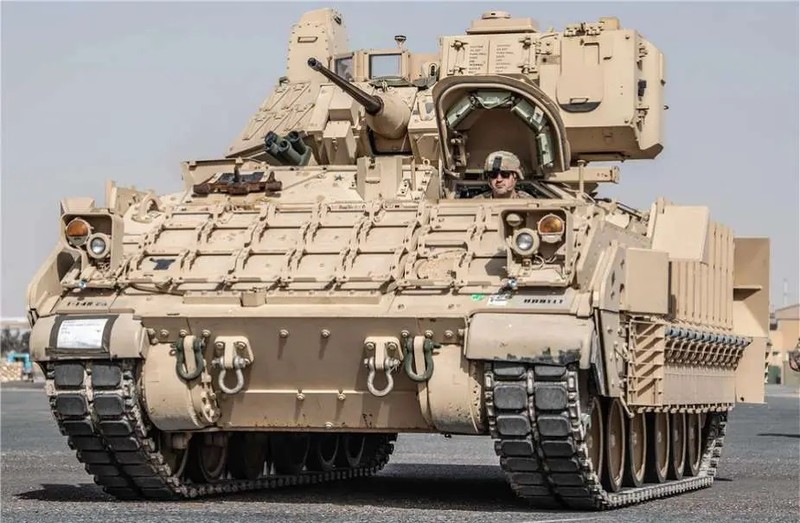 Xe chiến đấu bộ binh (IFV) M2A2 Bradley của quân đội Ukraine được trang bị thêm giáp phản ứng nổ và thiết bị chống UAV. Ảnh Mạng xã hội Ukraine bradleym2a3-2038.jpg