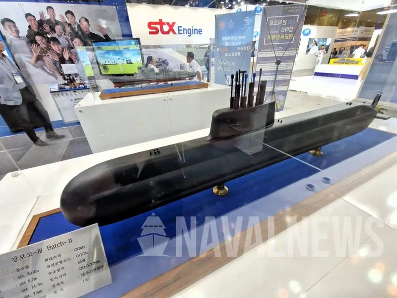 Mô hình quy mô thu nhỏ tàu ngầm KSS-III Batch-II trên gian hàng của ROK tại MADEX 2023. Ảnh Naval News tau-ngam-han-quoc-04-5533.jpg