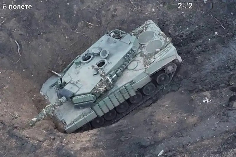 Một chiếc xe tăng Leopard 2A4 bị bỏ lại được trang bị ERA Kontakt-1. Ảnh Army Recognition. xe-tang-duc-leopard02-9505.jpg