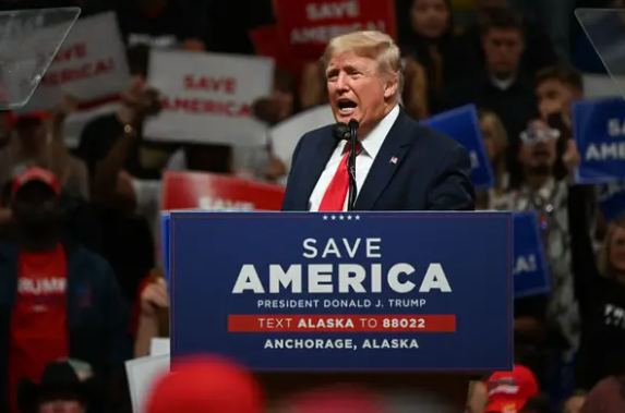 Cựu Tổng thống Hoa Kỳ Donald Trump phát biểu trong sự kiện "Cứu nước Mỹ" tại Anchorage, Alaska vào ngày 9/7/2022 (Ảnh: Business Insider) Ảnh chụp màn hình 2024-08-13 100324.png