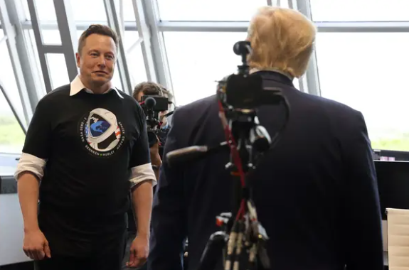 Elon Musk gặp Donald Trump tại Trung tâm vũ trụ Kennedy của NASA ở Cape Canaveral, Florida, Hoa Kỳ ngày 30/5/2020 (Ảnh: Reuters) Ảnh chụp màn hình 2024-08-13 100420.png