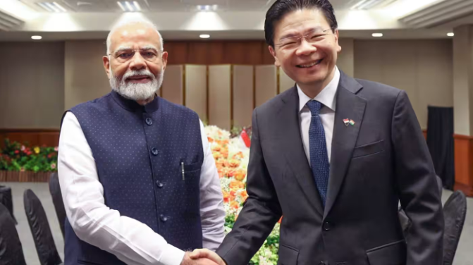 Thủ tướng Singapore Lawrence Wong (bên phải) chào đón Thủ tướng Ấn Độ Narendra Modi vào ngày 5 tháng 9 tại Singapore