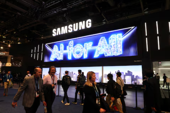 Mọi người đi ngang qua gian hàng của Samsung Electronics trong CES 2024 (Ảnh: Reuters)