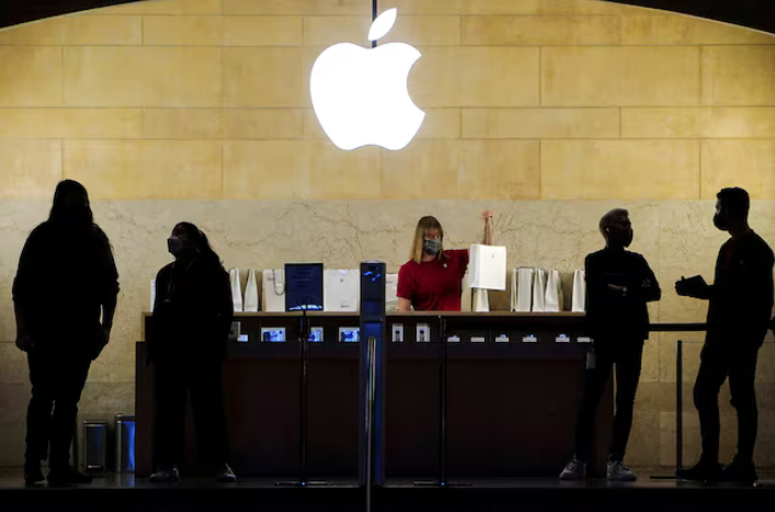 Nhân viên Apple làm việc tại một Cửa hàng Apple ở Nhà ga Grand Central tại quận Manhattan của Thành phố New York (Ảnh: Reuters)