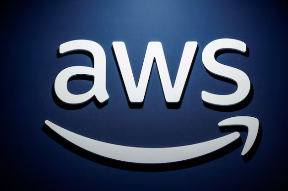 Logo của Amazon Web Services (AWS) được nhìn thấy tại Paris, Pháp (Ảnh: Reuters)