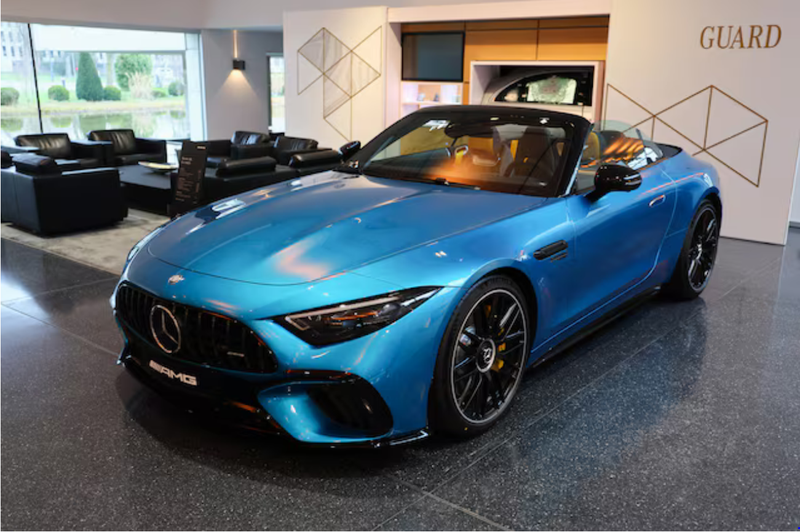 Một chiếc xe Mercedes-AMG SL 63 4MATIC+ được trưng bày tại trung tâm Mercedes-Benz, tại Sindelfingen gần Stuttgart, Đức. Ảnh: Reuters