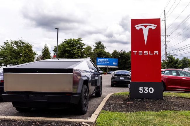 Một chiếc Tesla Cybertruck đang đỗ tại một đại lý Tesla ở Paramus, New Jersey, Hoa Kỳ. Ảnh: Reuters.