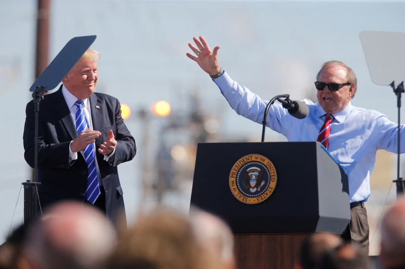 Tổng thống Mỹ Donald Trump hoan nghênh Tổng giám đốc điều hành Continental Resources Harold Hamm trong một sự kiện cải cách thuế với công nhân tại Nhà máy lọc dầu Andeavor ở Mandan, Bắc Dakota, Mỹ. Ảnh: Reuters. Capture.PNG
