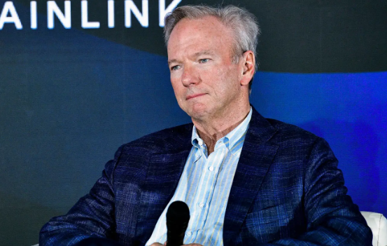 Cựu giám đốc điều hành Google Eric Schmidt cảnh báo rằng AI hẹn hò có thể làm tăng sự cô đơn và hành vi ám ảnh ở những người trẻ tuổi. Ảnh: Business Insider.